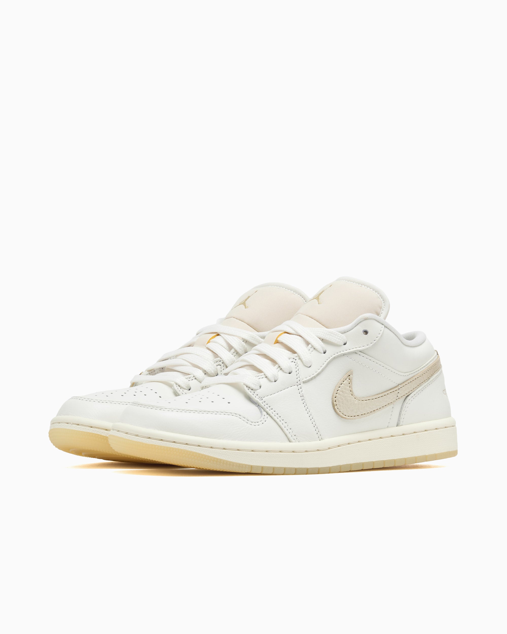 Sneakers Air Jordan Women's 1 Low SE "Hoops Gold Pack" - HV5157-100