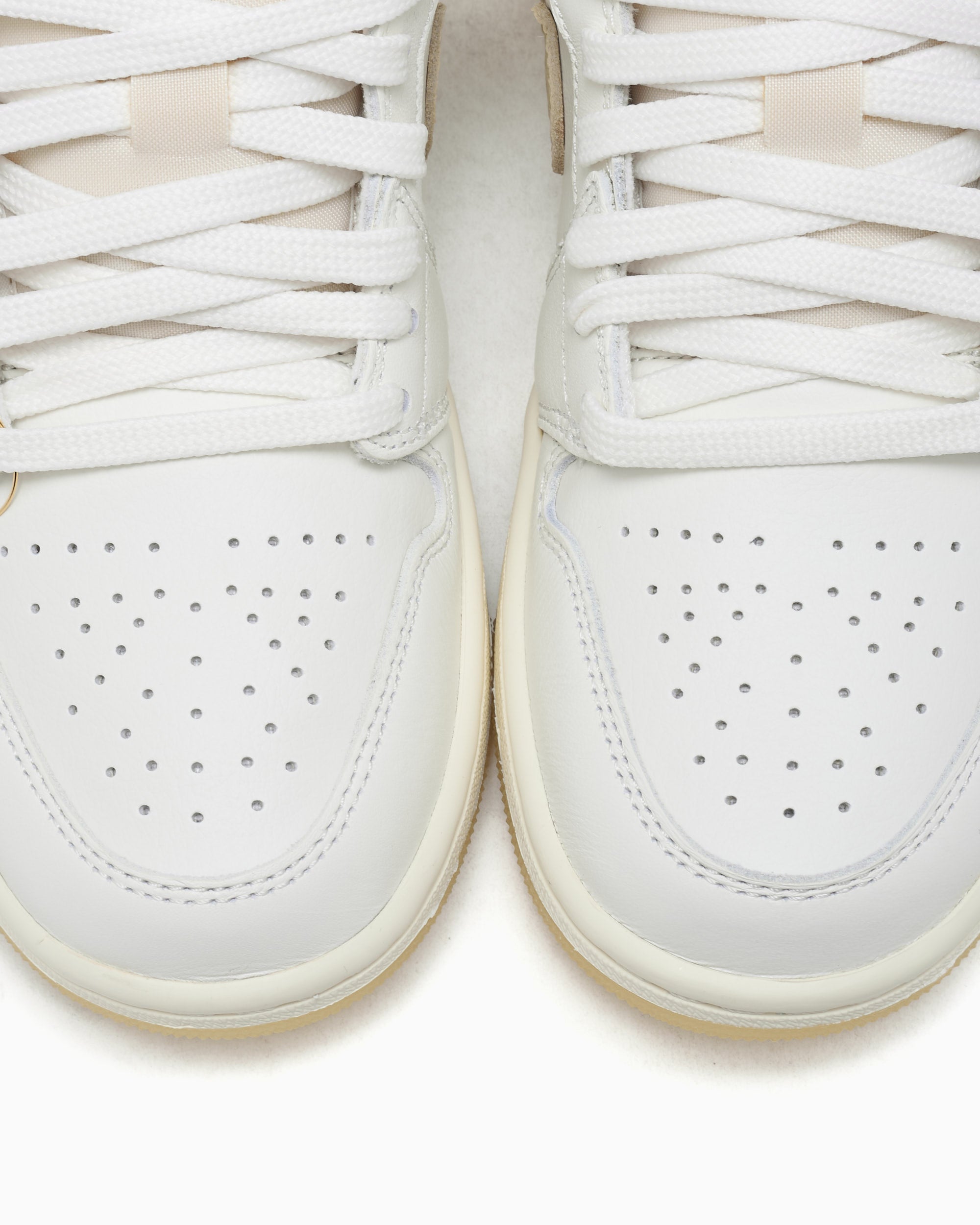 Sneakers Air Jordan Women's 1 Low SE "Hoops Gold Pack" - HV5157-100