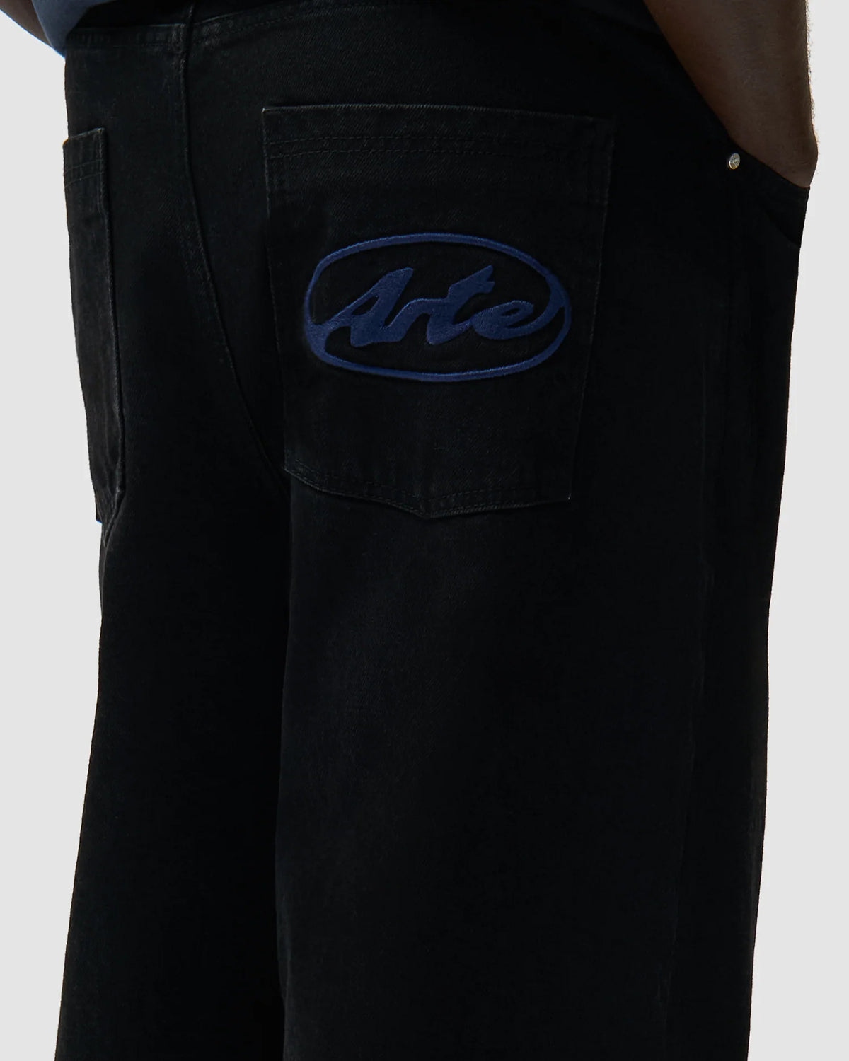 Arte Antwerp Circle Logo Relaxed Men