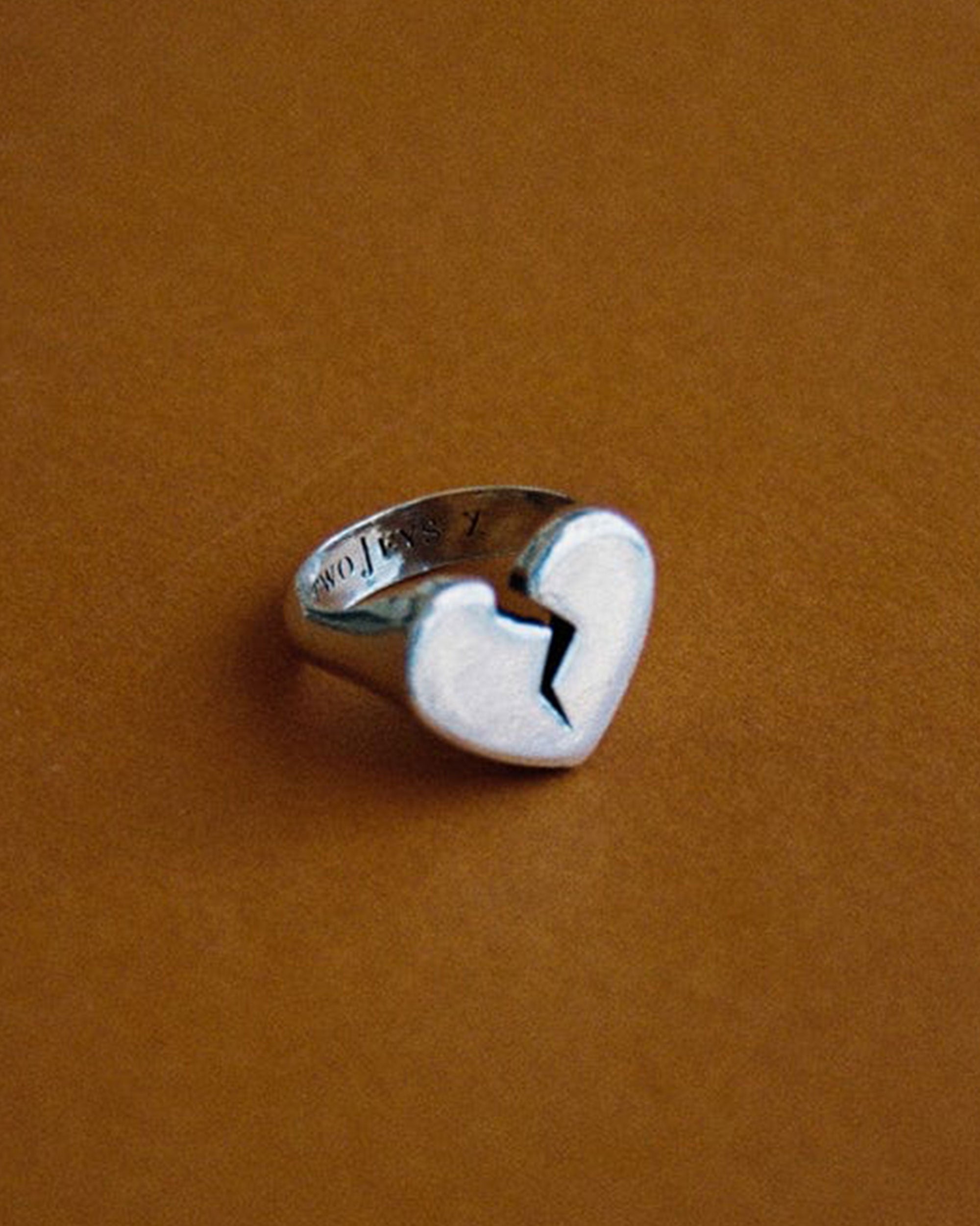 TwoJeys Broken Heart Unisex Ring