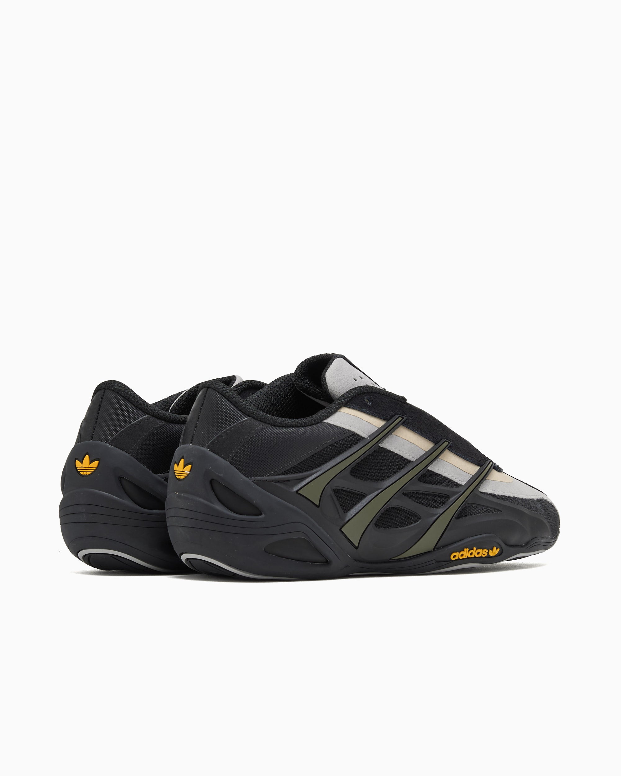 Man 公式写真2 adidas Originals x Bad Bunny x Mercedes AMG Petronas Adiracer GT