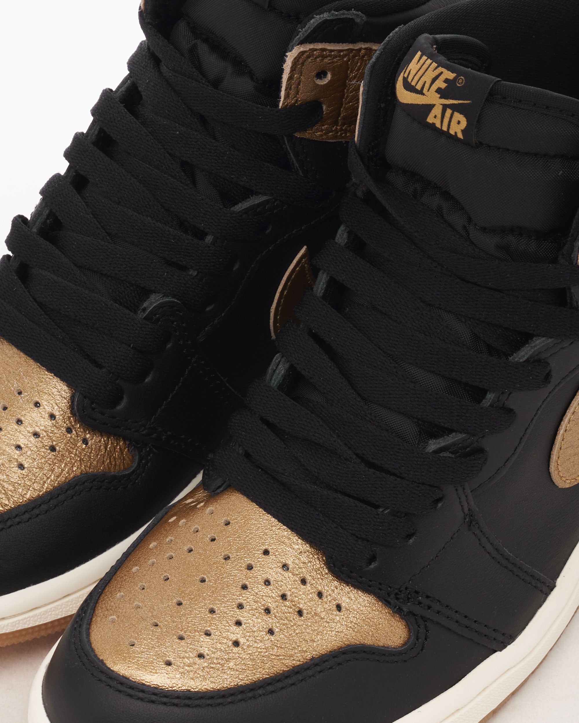 Sneakers Air Jordan 1 Retro High OG "Black Metallic Gold" - DZ5485-071