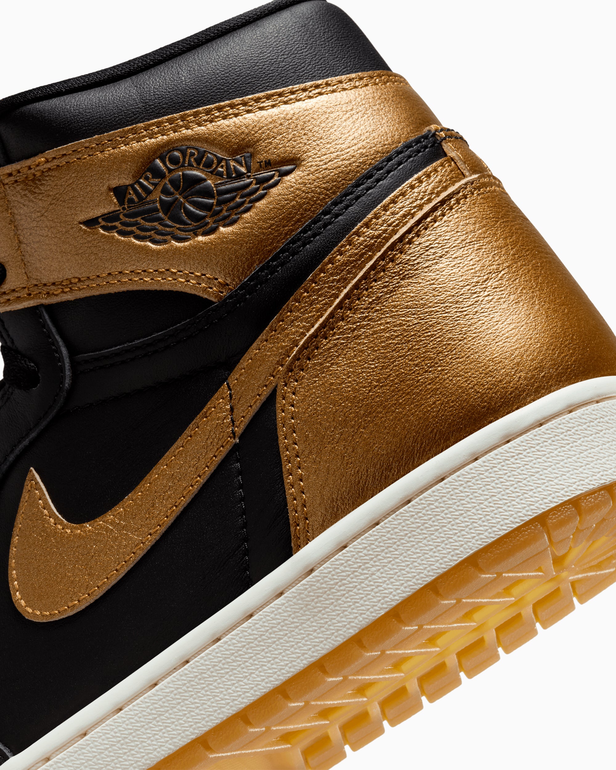 Sneakers Air Jordan 1 Retro High OG "Black Metallic Gold" - DZ5485-071