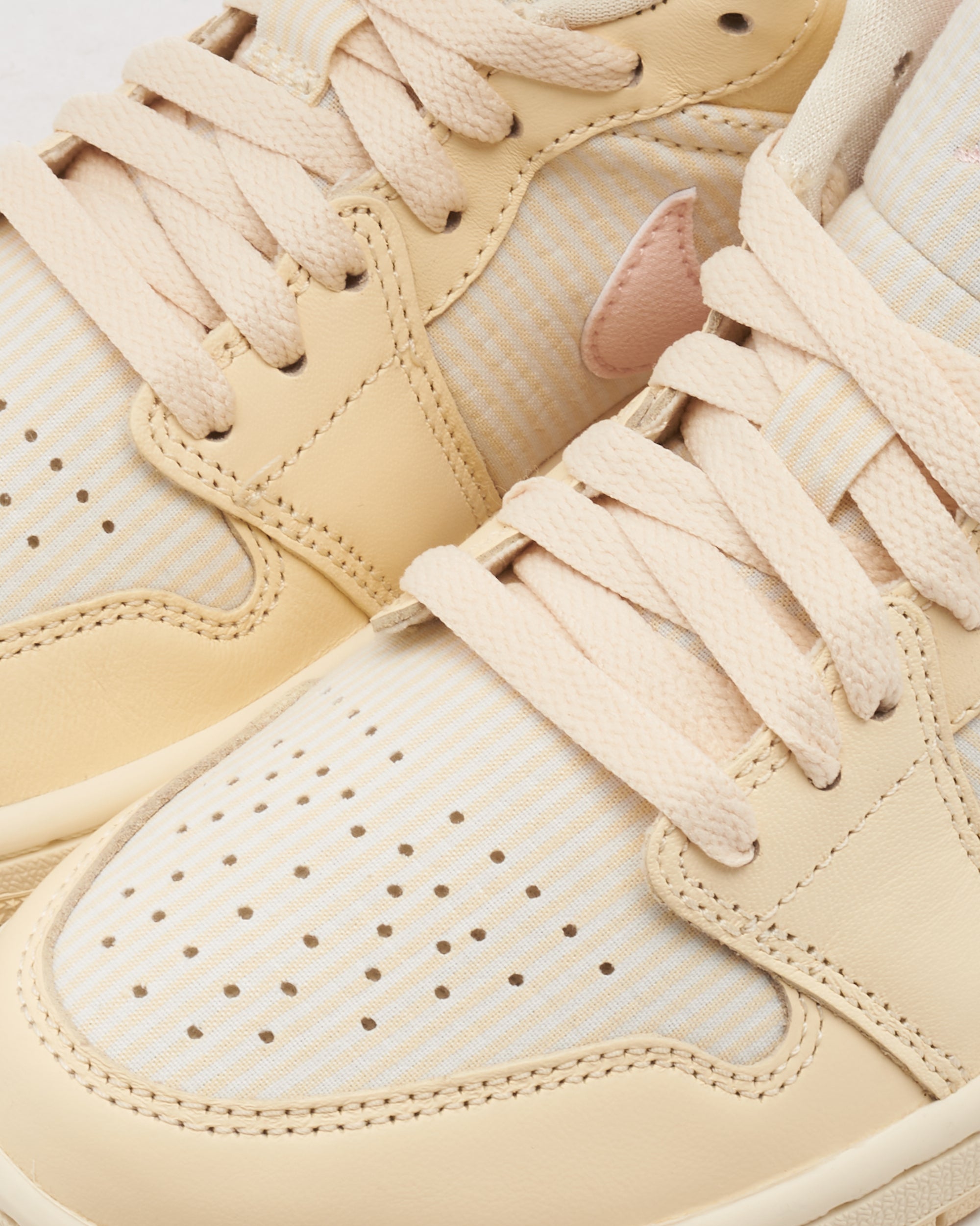 Sneakers Air Jordan Women's 1 Low SE - FQ1925-100