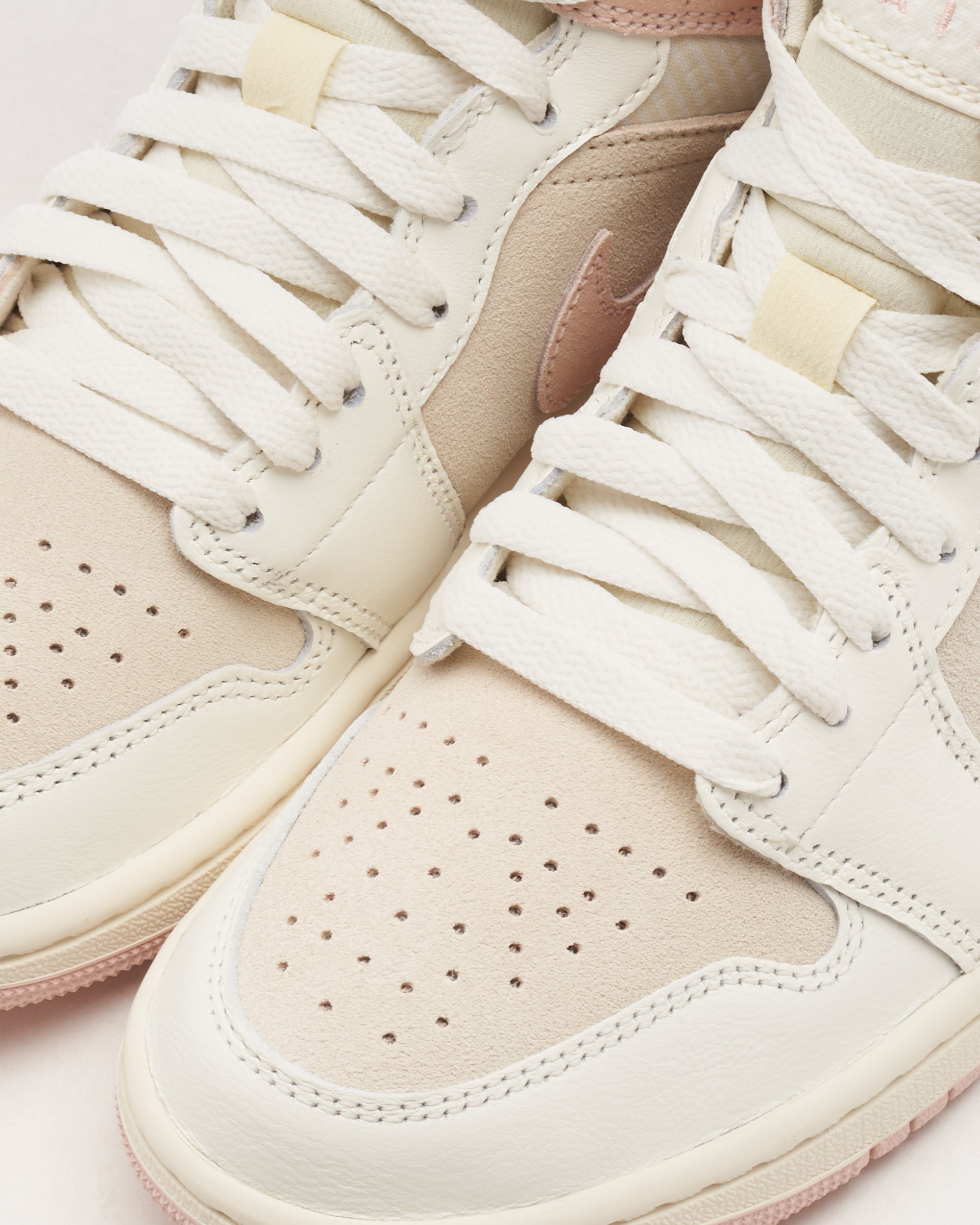 Jordan Women's 1 Mid SE