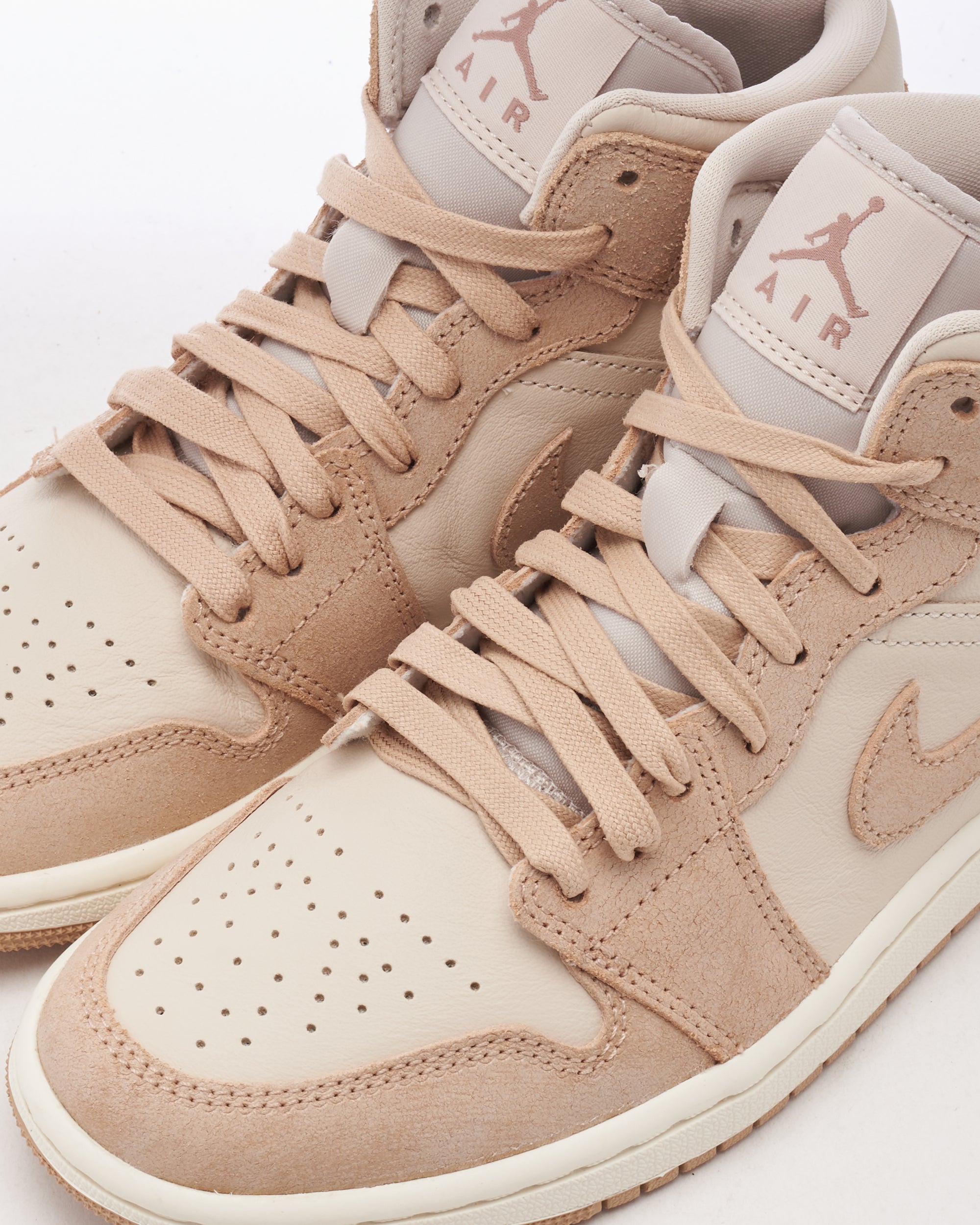 Jordan Women's 1 Mid SE 