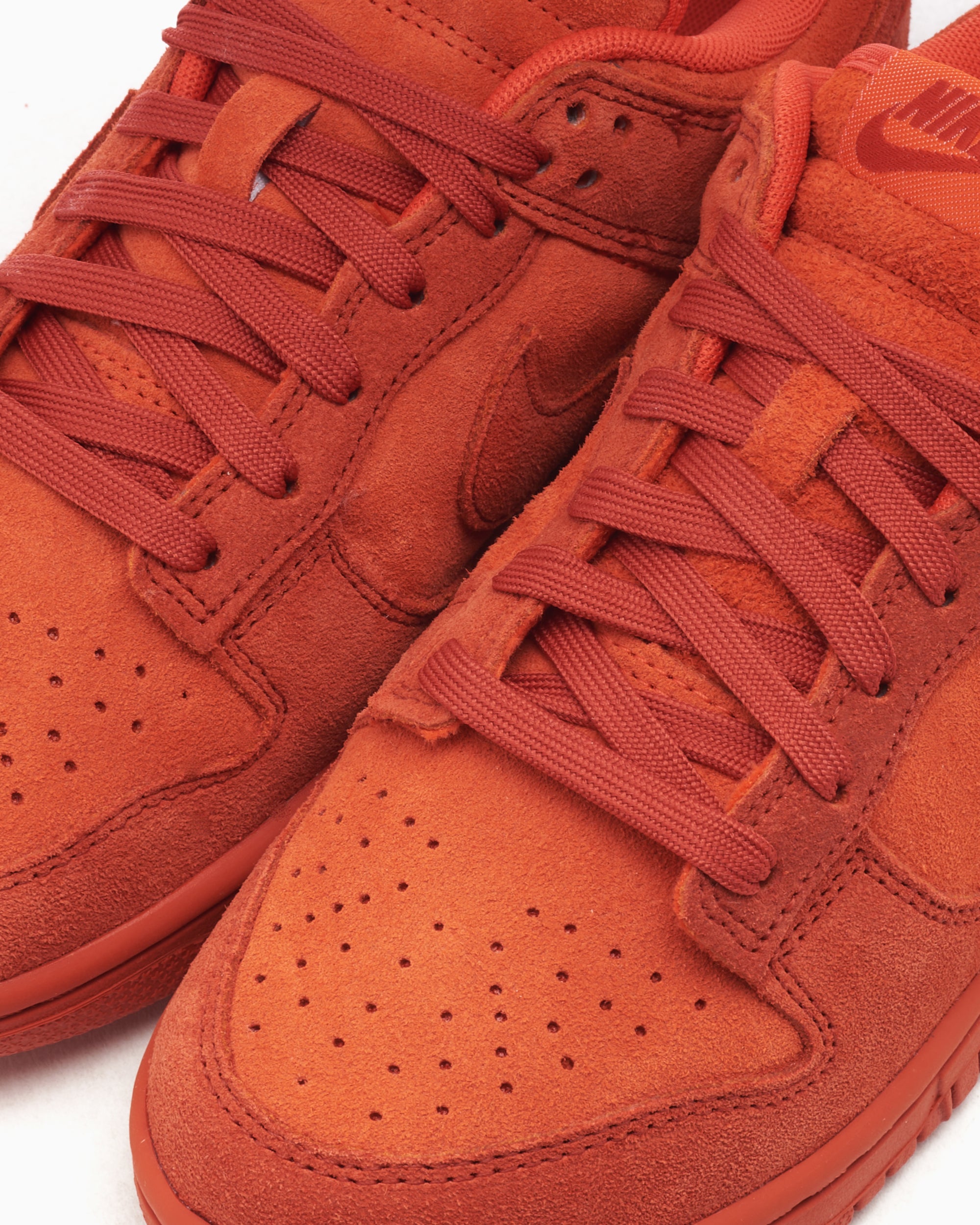 Sneakers Nike Women's Dunk Low SE "Picante Red" - HV5756-633