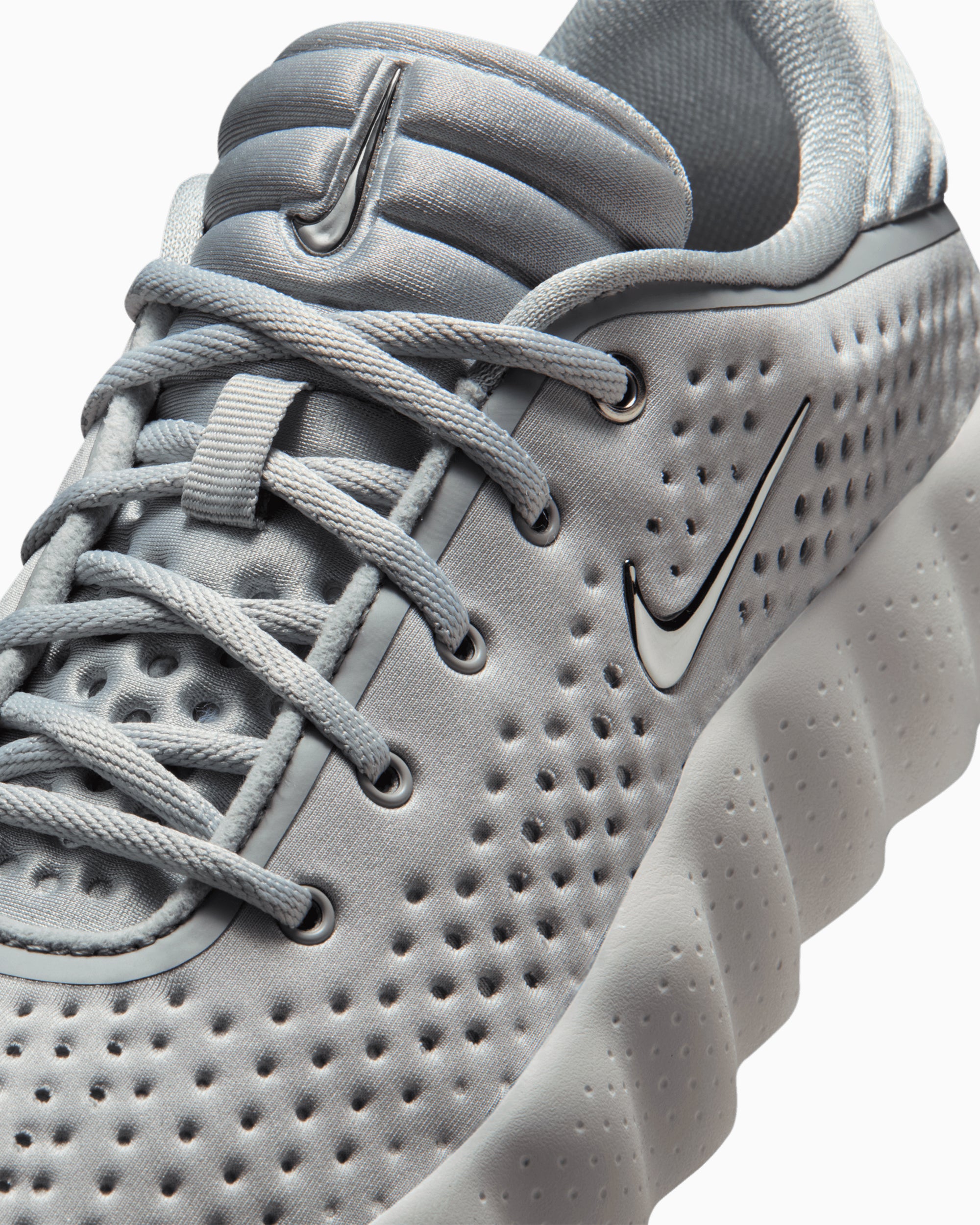 Nike Women's Mind 002