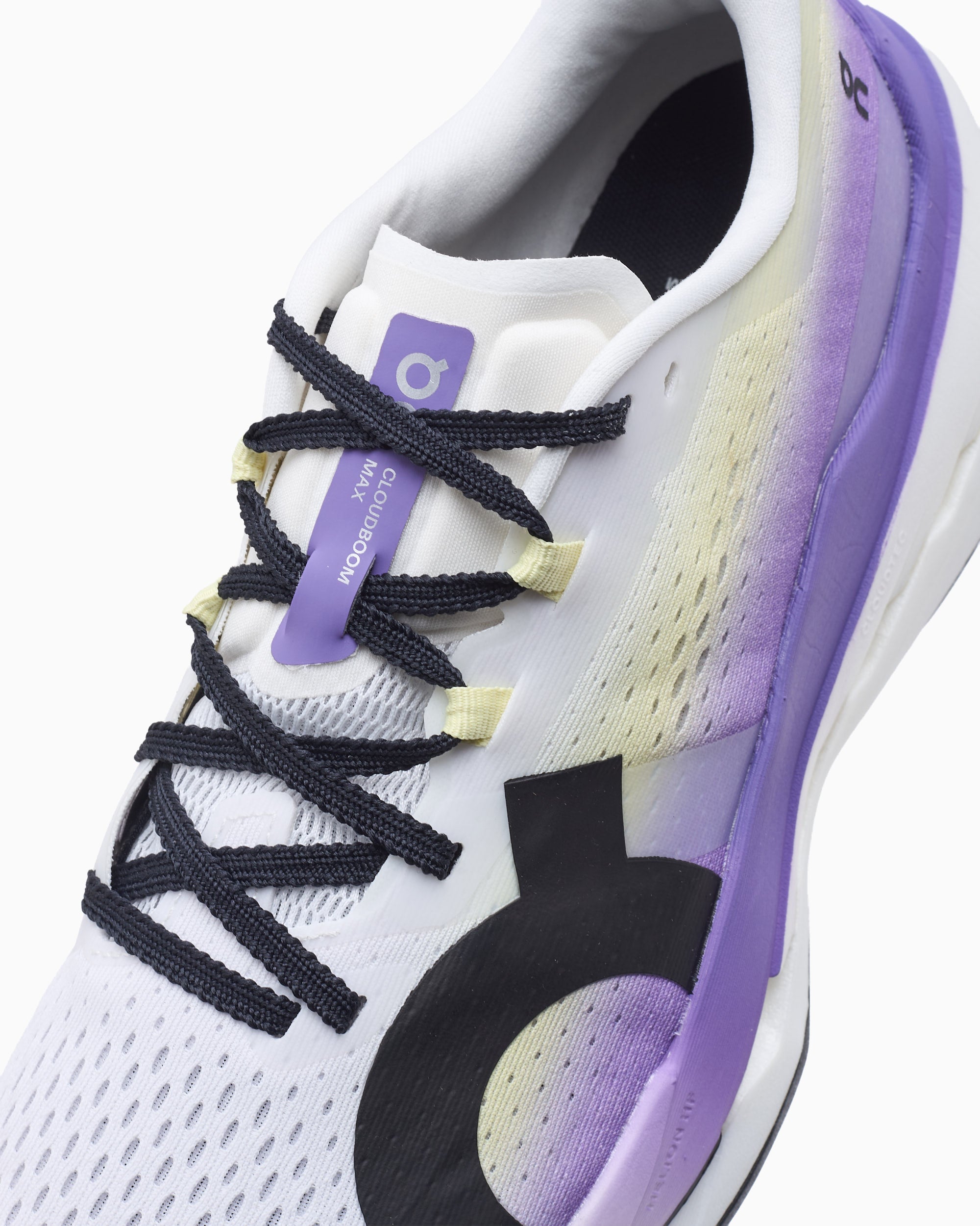 sneakers-on-cloudboom-max-