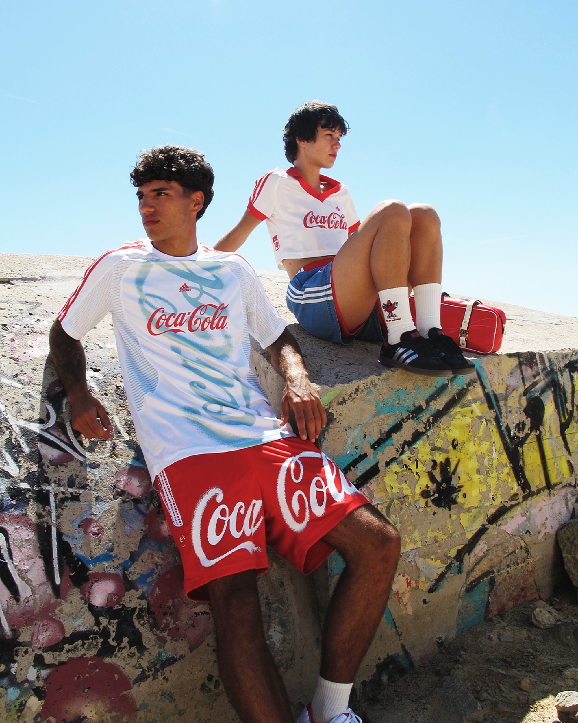 T-Shirts adidas Originals x Coca-Cola Teamgeist Logo Men's T-Shirt - KY2103